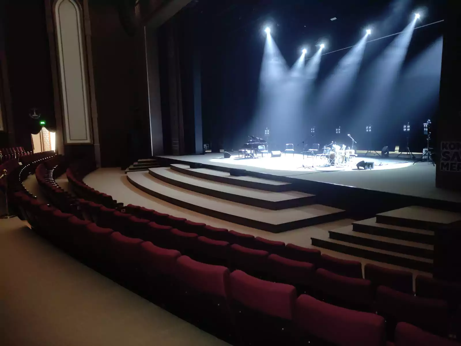 Unsere Auditoriumssitze sind aus robusten Materialien gefertigt, die eine lange Lebensdauer garantieren. Ideal für intensiv genutzte Veranstaltungsorte. Image