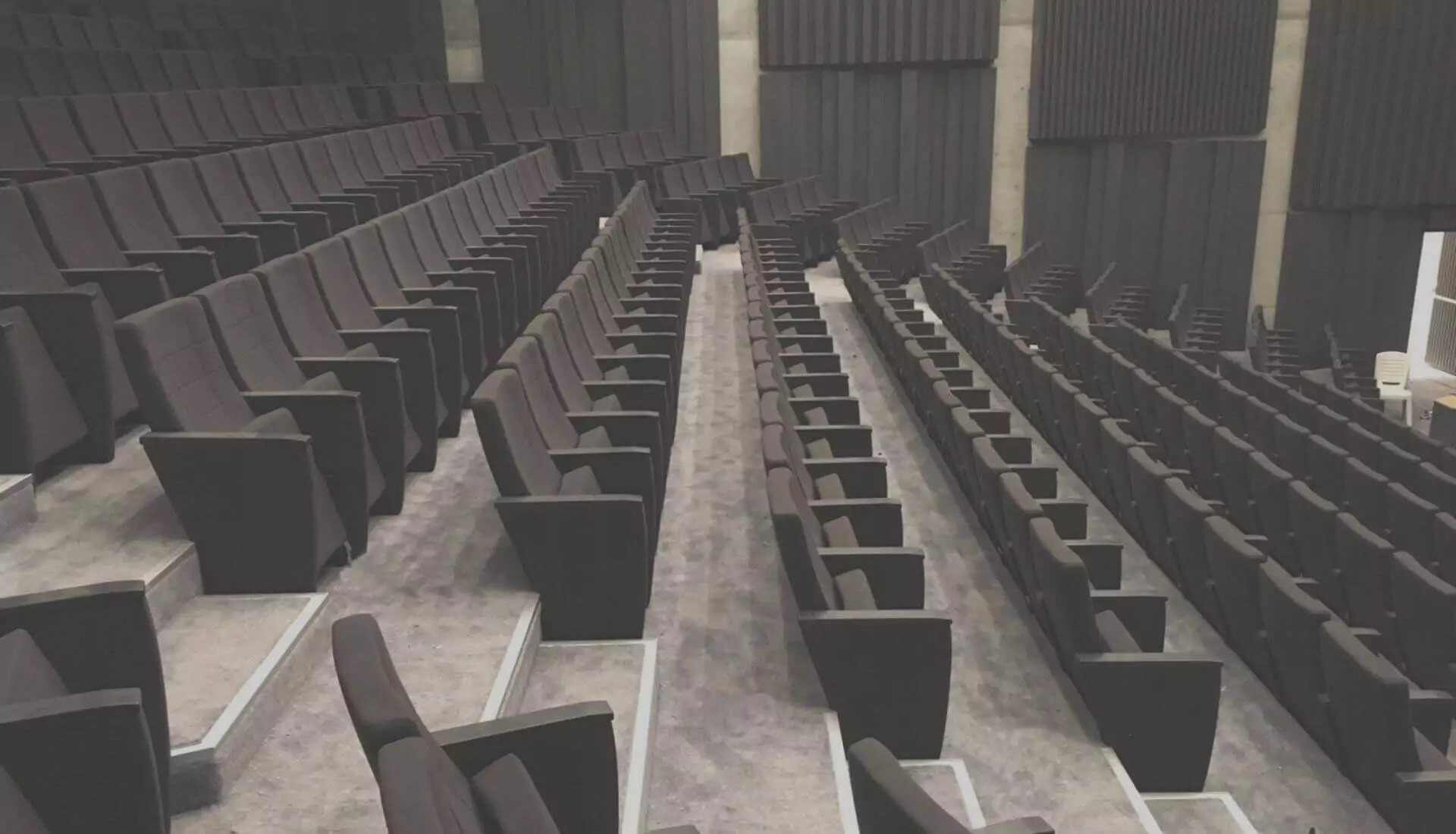 Unsere Auditoriumssitze sind mit integrierten Schreibplättchen ausgestattet, ideal für Bildungs- und Geschäftsräume. Sie bieten Funktionalität und Komfort. Image